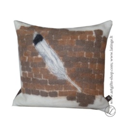 hand-felted-pillow-feather--brown-unique-details-interior-pagalvele-plunksna-ranku-darbo-vilna-1