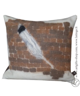 hand-felted-pillow-feather--brown-unique-details-interior-pagalvele-plunksna-ranku-darbo-vilna-1