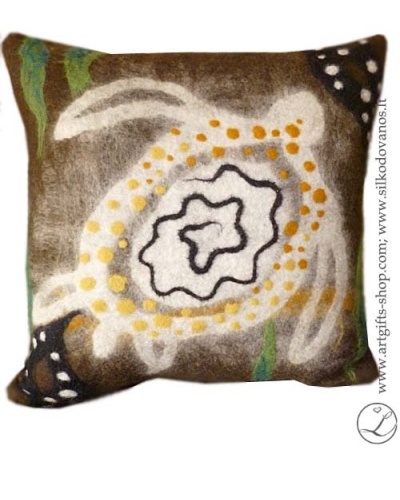 hand-felted-pillow-turtle--brown-unique-details-interior-artist-lina-egle-urbonaite-lgifts-lithuania